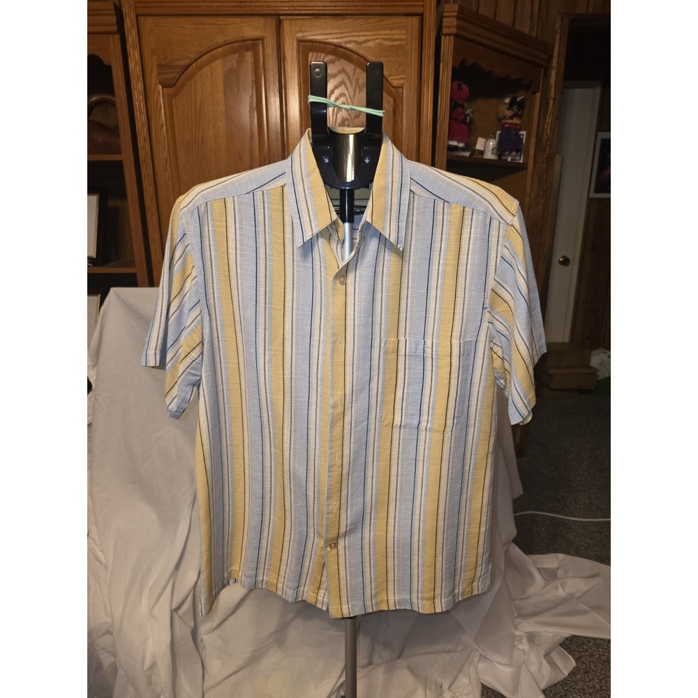 Marc Edwards 100% Silk Button Down Shirt.‎  Short Sleeve  Size M.